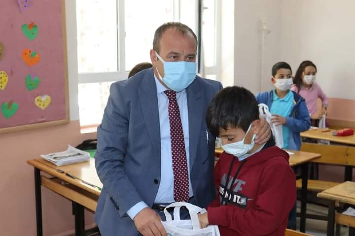 BAŞKANIMIZ ÖĞRENCİLERE KİTAP SETİ VE TÜRK BAYRAĞI HEDİYE ETTİ