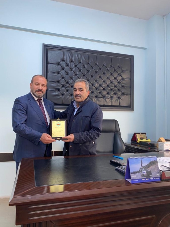 BAŞKANIMIZ SAYIN ÇETİN RIZA TANIŞ, SAYIN MUSTAFA SATILMAZ BEYE PLAKET TAKTİM ETTİ