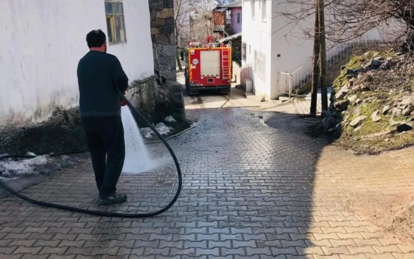 BELEDİYE EKİPLERİMİZ TARAFINDAN BAHAR TEMİZLİĞİ YAPILDI