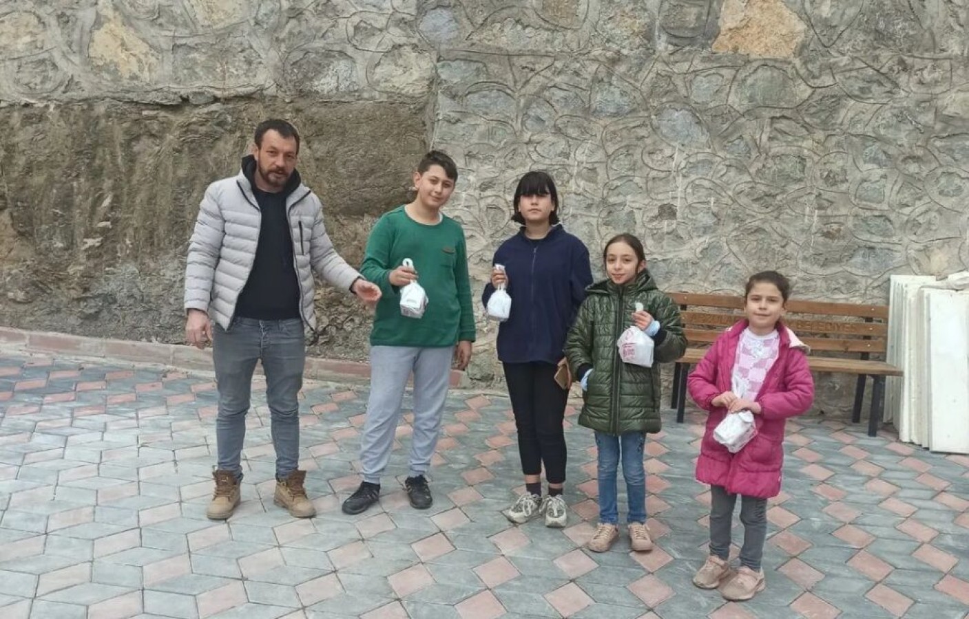 BELEDİYE EKİPLERİMİZ TARAFINDAN KANDİL SİMİTİ DAGITIMI GERÇEKLEŞTİRDİK