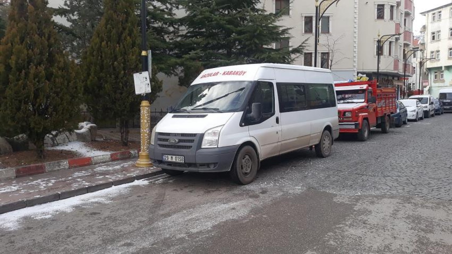 BELEDİYE HALKIMIZ GÜMÜŞHANE MERKEZDE SERVİSLERİMİZİN OLDUĞU BÖLGEYE KAPALI DURAK YAPILMASINI İSTİYOR